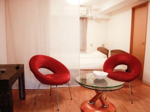 「シニア町内会 癒しのまくはり館」のゲストルーム。デザインに優れた椅子を設置している。