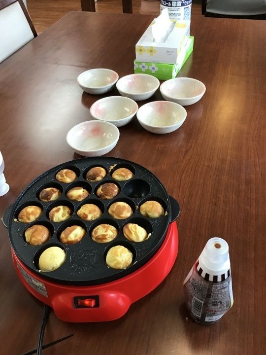 たこ焼き器と小皿が用意されたテーブル