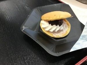 あんと生クリームが入ったパンケーキ