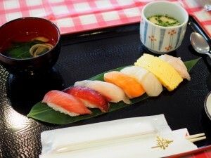 握り寿司と茶碗蒸しと吸い物のセット