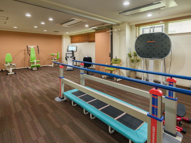 運動器具が並ぶ部屋