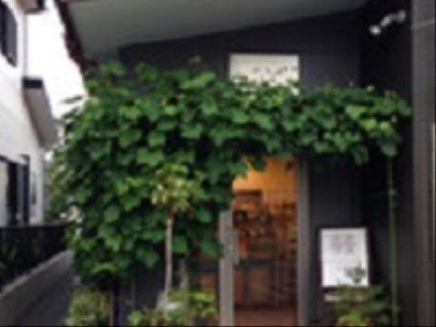 近隣のコーヒー店。入り口周りは植物に囲まれており、上に店名が書かれている。希望があればレクリエーションで訪れることもできる。