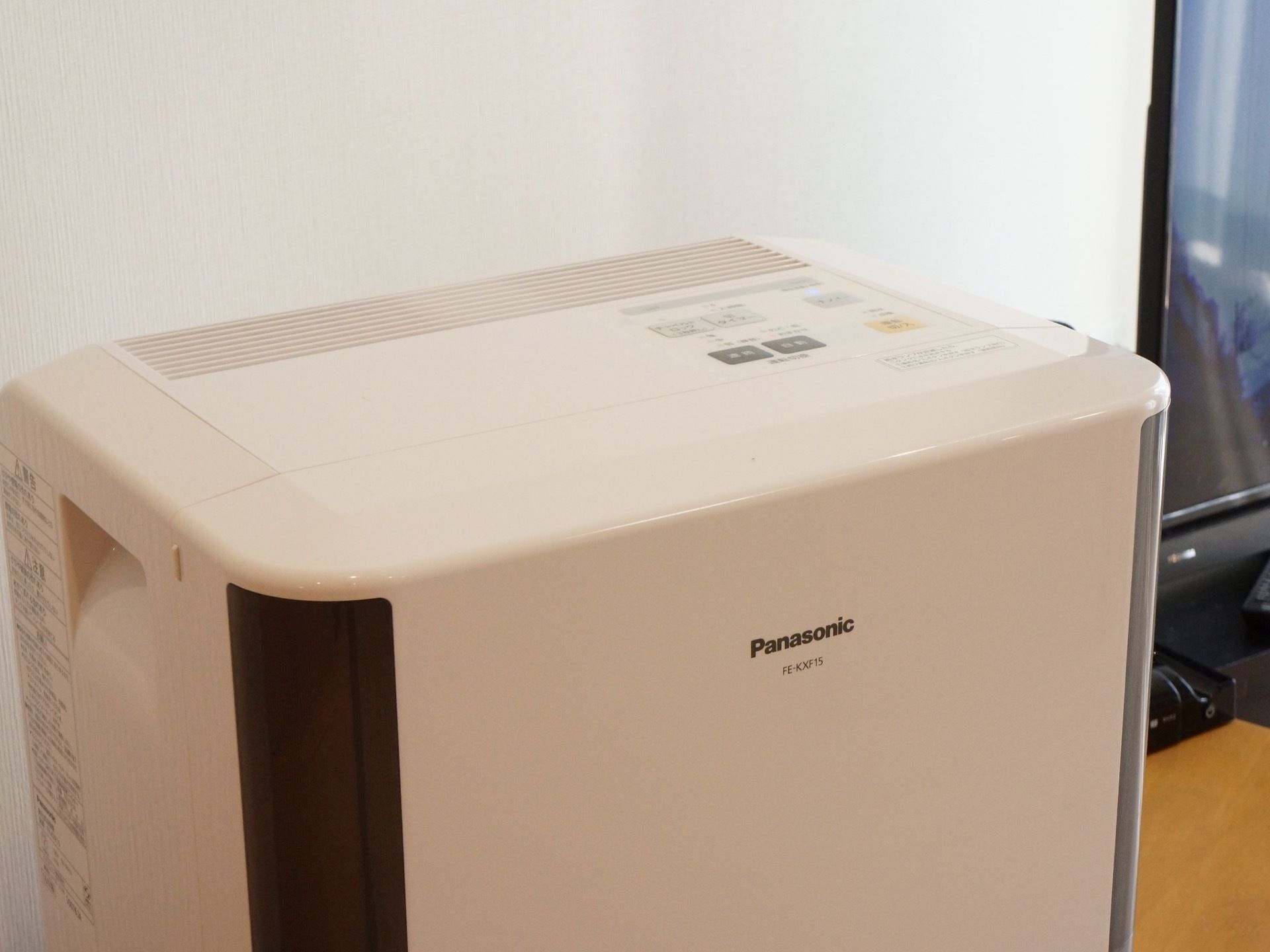 多目的室のテレビボードの上には加湿器が設置されており、冬場の乾燥に対して適した湿度になるように設定されている。