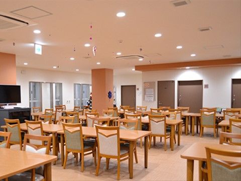 広々とした開放的なリビング。壁側にはテレビも設置され、お好きな番組を見ながらゆったりとした一時を過ごせる。