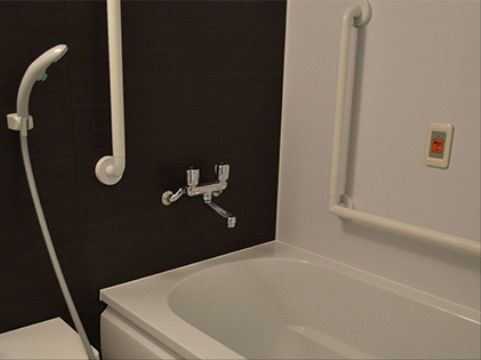 清潔感のある浴室にはシャワーも設置されており、ちょっとした汗を流したい時などにも使える。手すりやコールボタンも設置され安全性も高い。