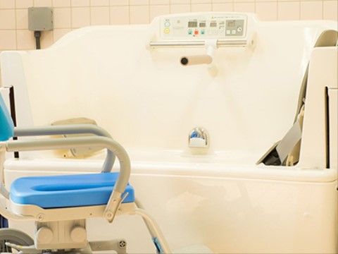 介護用の浴槽やシャワーチェアも設備されているので、お一人でのご入浴が心配な入居者様のお悩みにも対応している。