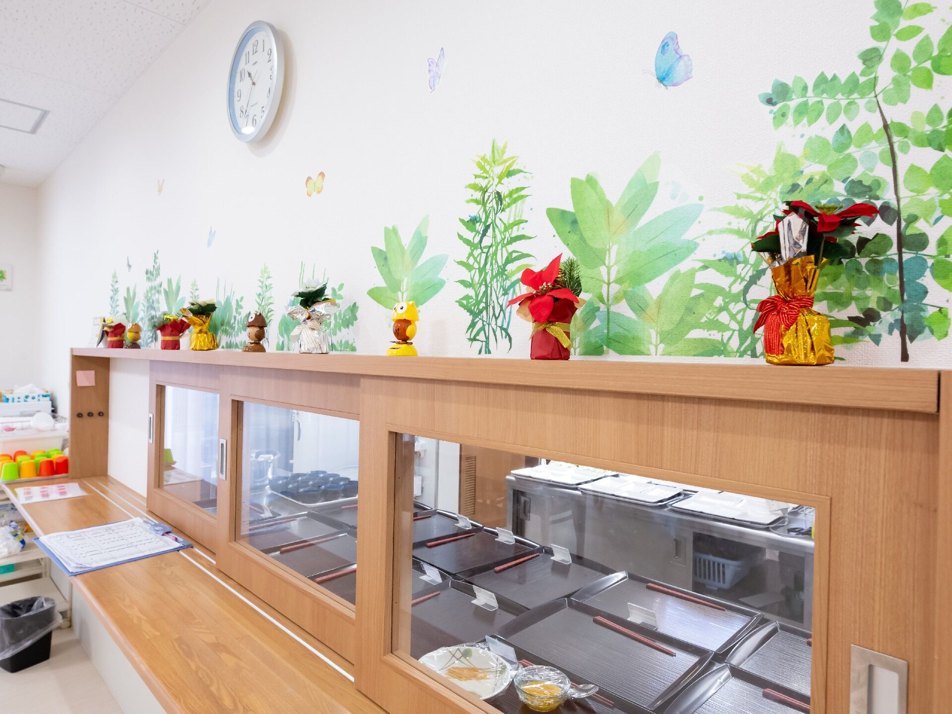 扉の上部隙間に植物などの飾りがたくさん並んだ、楽しい雰囲気のキッチンカウンター