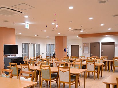 木目調を基調としたリビングは温かみがあり、共有スペースとしてもいつもにぎやかで、入居者様に好評のスペースである。