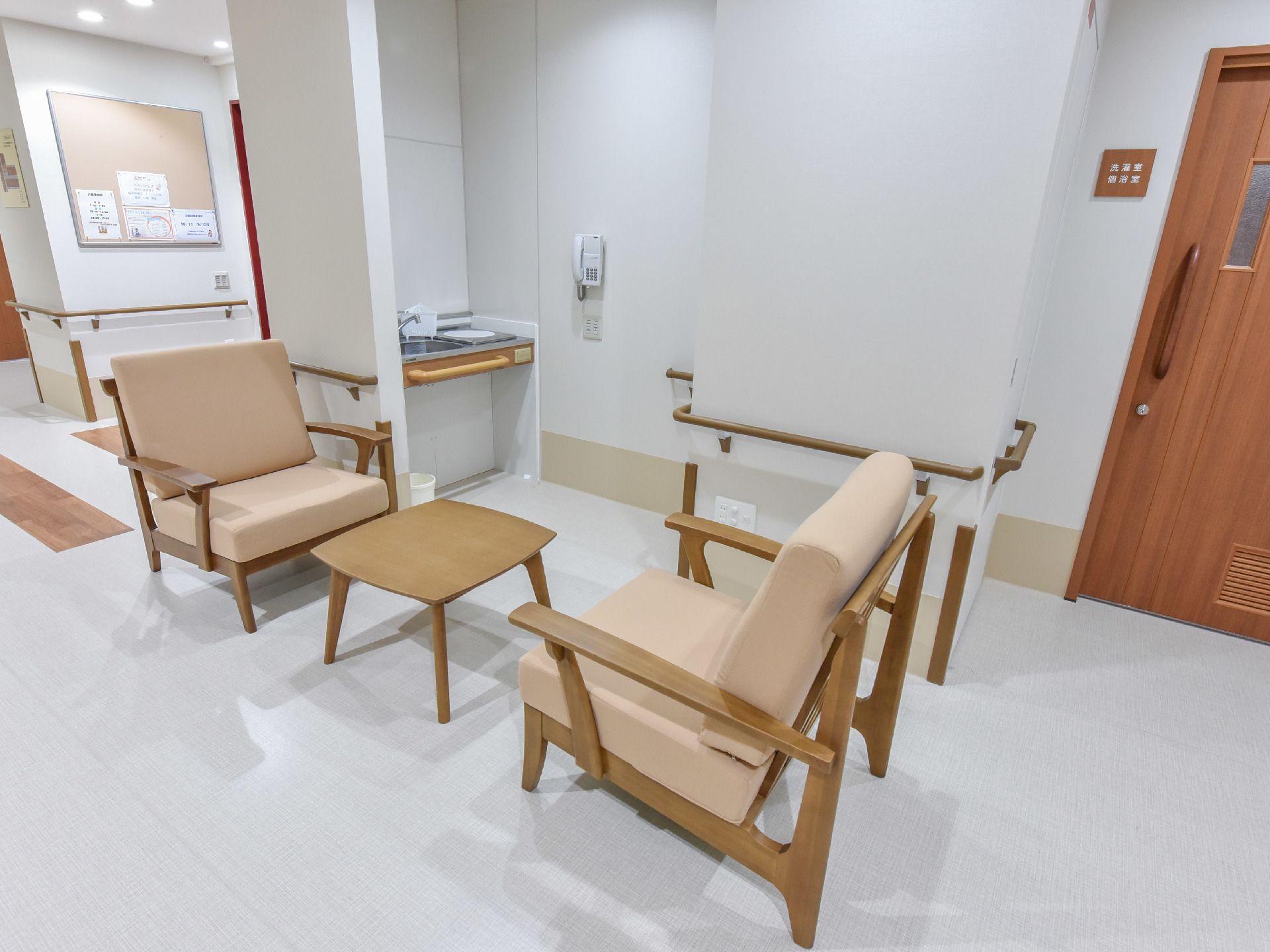 ゆっくりと座ることができる椅子が置かれている。入居者様、どなたでもご利用できる。とても開放的な空間となっている。