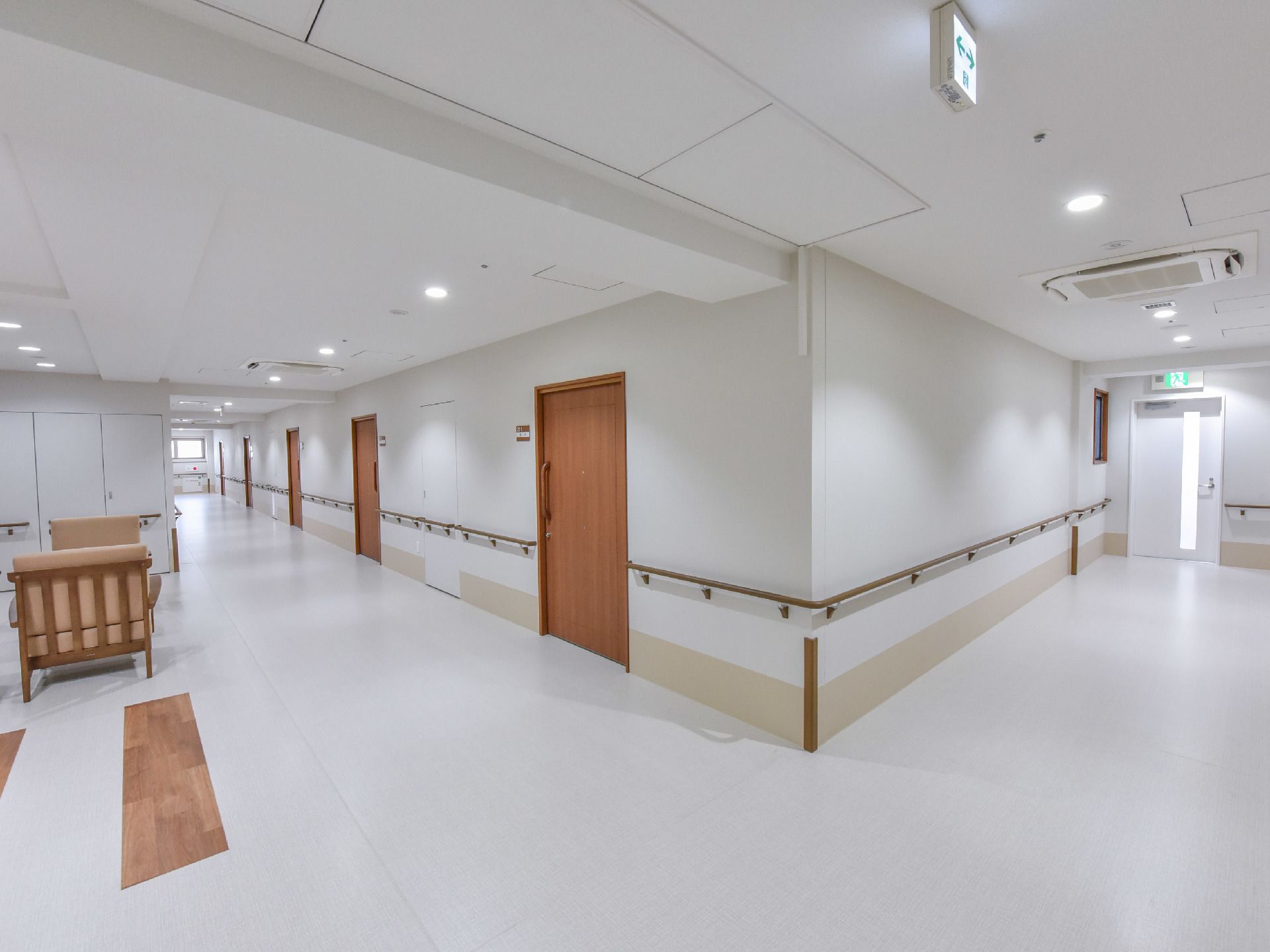 壁には手すりが付けられており、安全となっている。とても開放的な通路で窮屈さがない。椅子が置かれている。