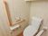 車椅子の人も利用しやすいトイレである。温水洗浄便座となっている。ナースコールが設置されており、安心である。