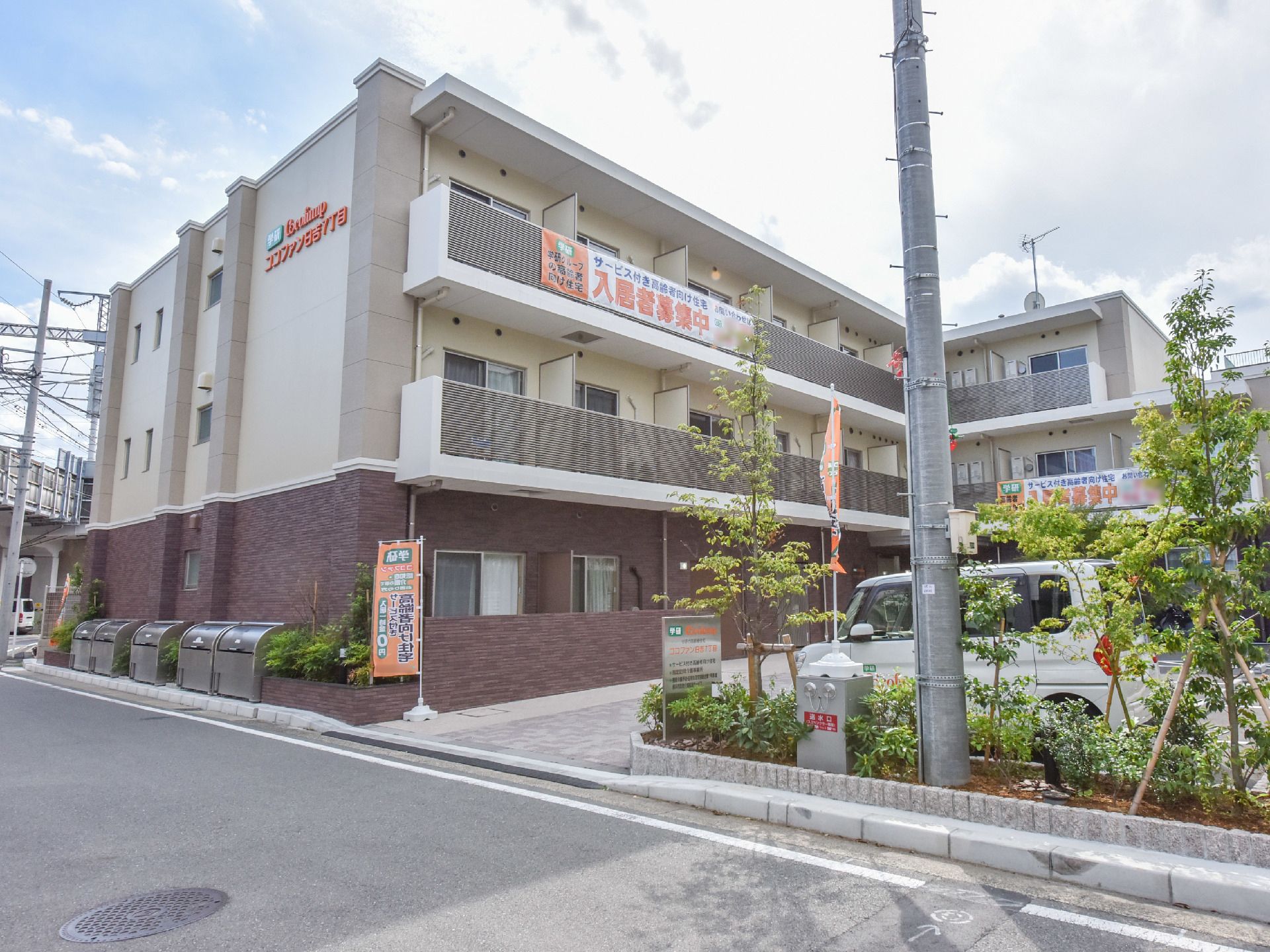 施設は、広々とした個室と2人部屋を用意している。自宅と違う利便性と安全性があり、外出やアルコールも可能で充実したシニアライフを満喫できる。