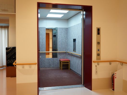 エレベーターの内側