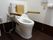 トイレの個室内には、必要に応じて利用することができる可動式の手すりや、緊急時にスタッフに助けを求められるブザーが備えられている。