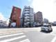 都市の交差点の昼間の風景