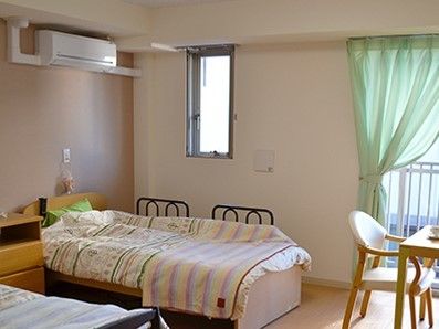 窓が複数あり、太陽の光が差し込む明るい空間となっている。お好きな家具を置けるスペースを確保している。