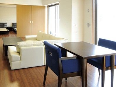リビング、ダイニング、寝室のスペースがあり、広々とした空間となっている。寝室は仕切って利用することもできる。