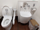 清潔で広々としたトイレ設備