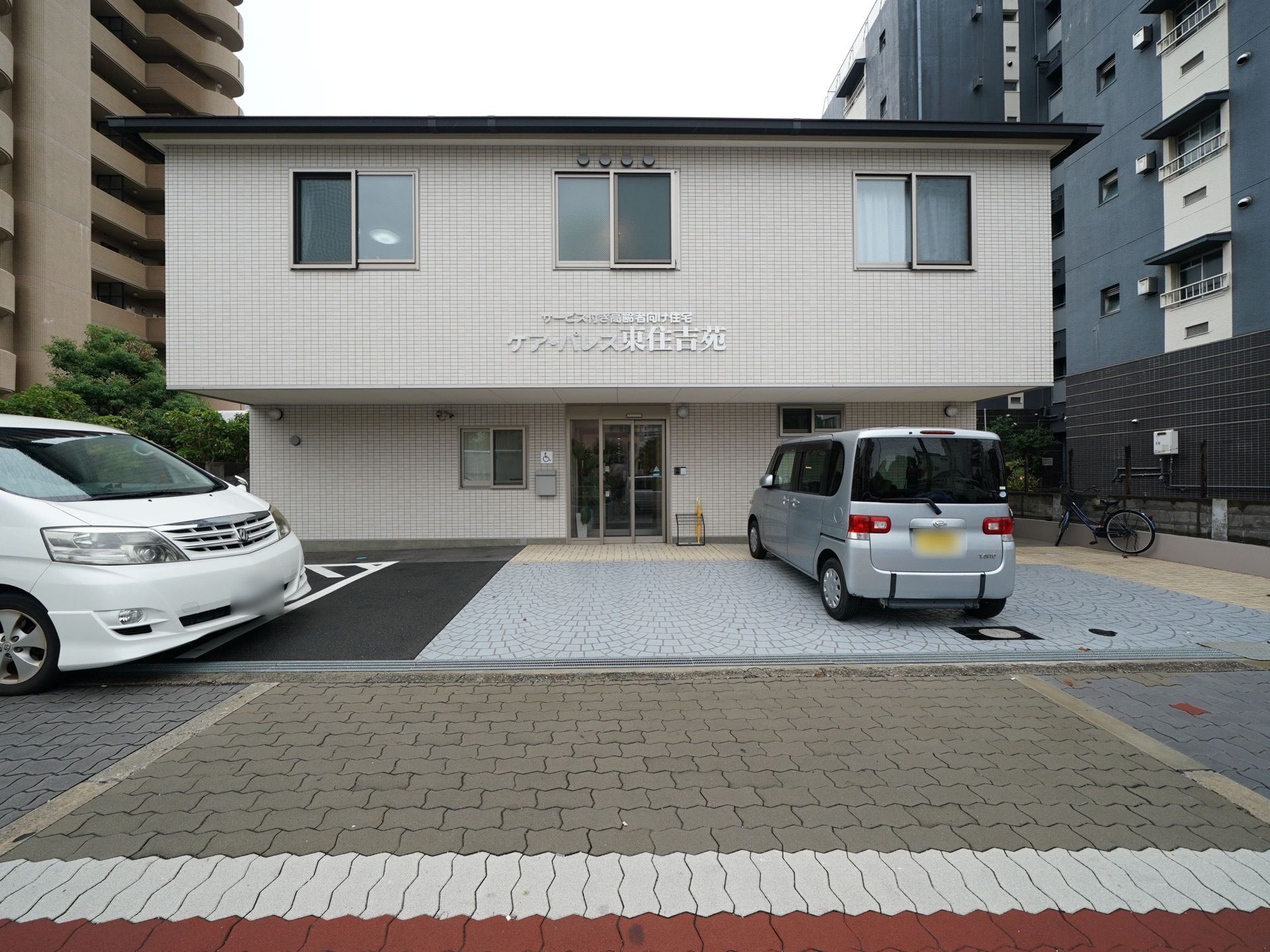 敷地内の道路は水捌けのよい素材を使用しているので、通行がしやすく見た目にも色彩やかで印象的になっている。