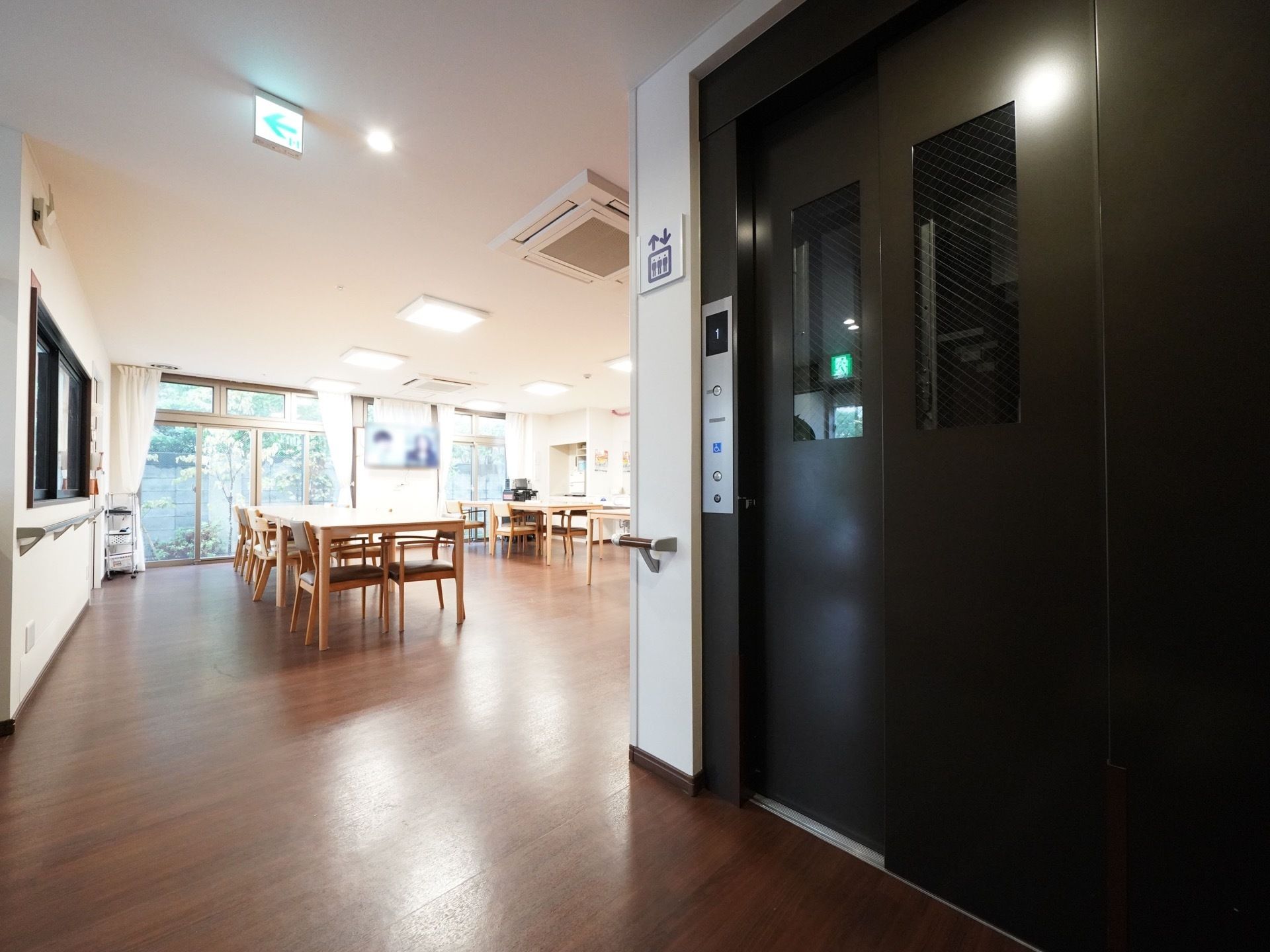 施設内はエレベーターで移動できるので、入居者様に移動による体の負担が掛かることはない。奥行きがあるので、車椅子をご利用の方も乗降しやすい。
