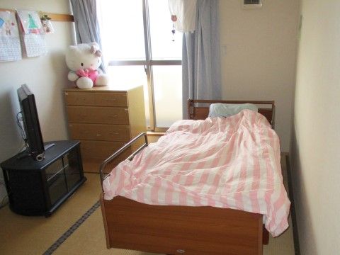 畳敷きの和室で、掃出し窓があり明るい。床面は段差がない。ご自身の愛用の家具や、人形を持ち込むことができる。