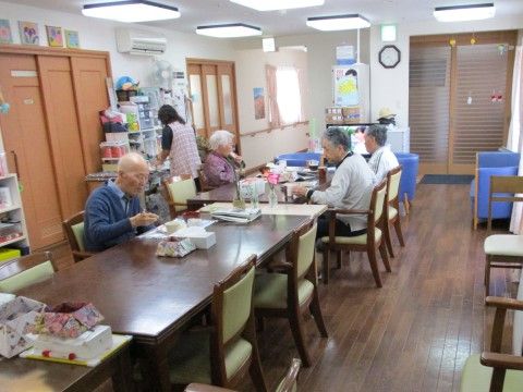 通路は広く取られており、中央に木製のテーブルセットと応接セットが設置されている。床面はフローリングで段差がない。