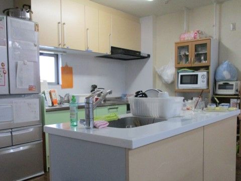 共用のキッチンがあり、ご自分で料理をしたり、お茶を楽しむこともできる。電子レンジ、冷蔵庫、オーブントースターが設置されている。