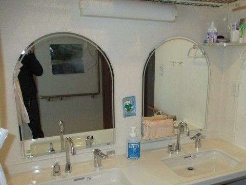 共用の洗面所には鏡付きの洗面台が設置されており、車椅子をご利用の方でも使用しやすい高さに設計されている。