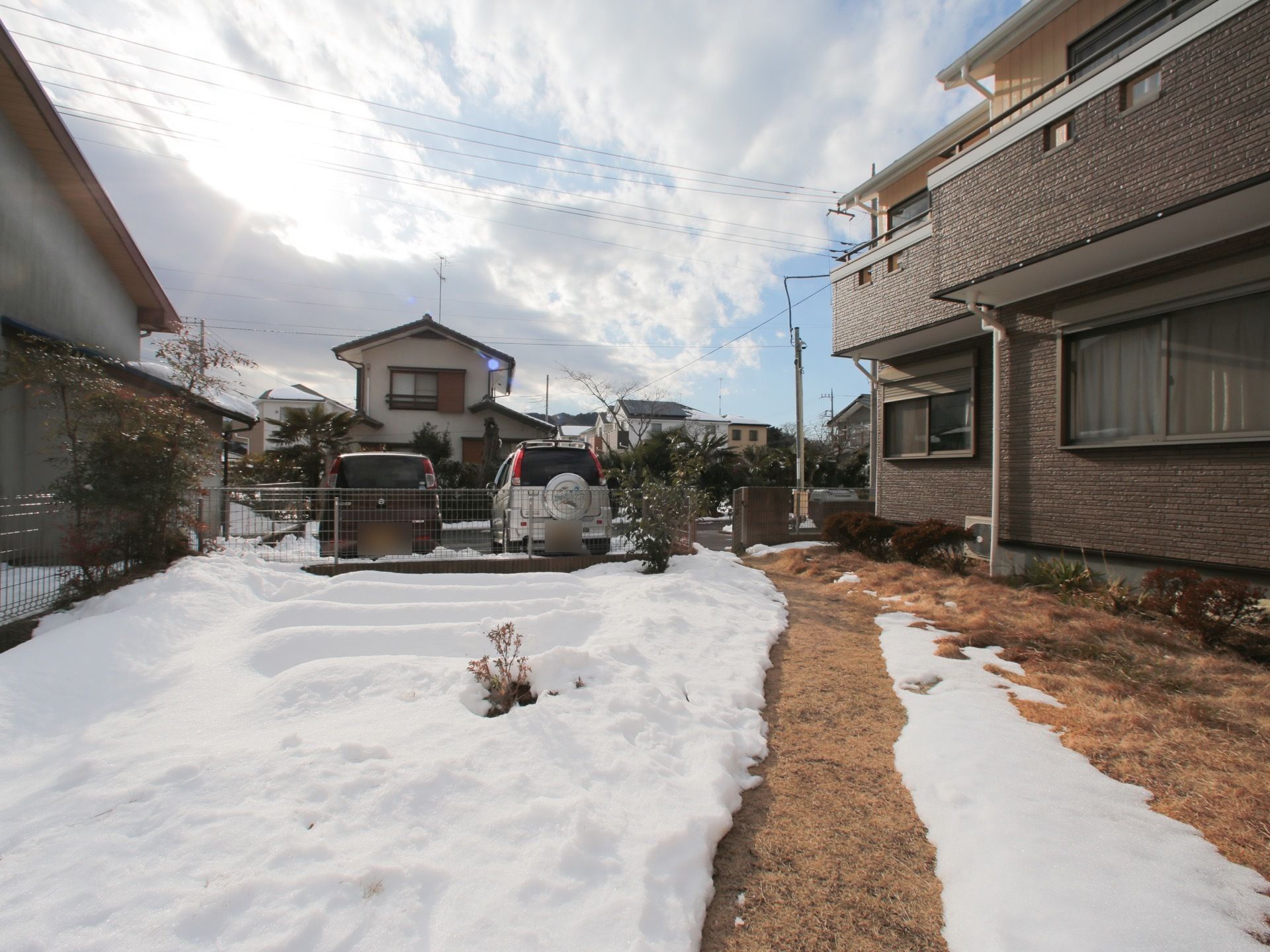 施設には建物の前に広々とした庭があり、外周はワイヤー製のフェンスで囲っている。付近は住宅が立ち並ぶ地域である。