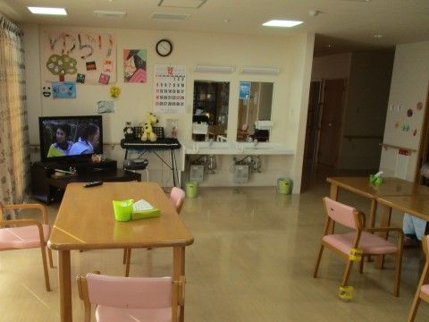 リビングには座面の柔らかい椅子や角の丸いテーブルなど、入居者様に配慮した家具を設置し、お寛ぎいただける。