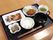 施設で提供される食事の一例。ご飯、汁物、主菜、副菜がお盆の上に乗せてある。一皿に載せられたメニューは、食べやすいサイズである。