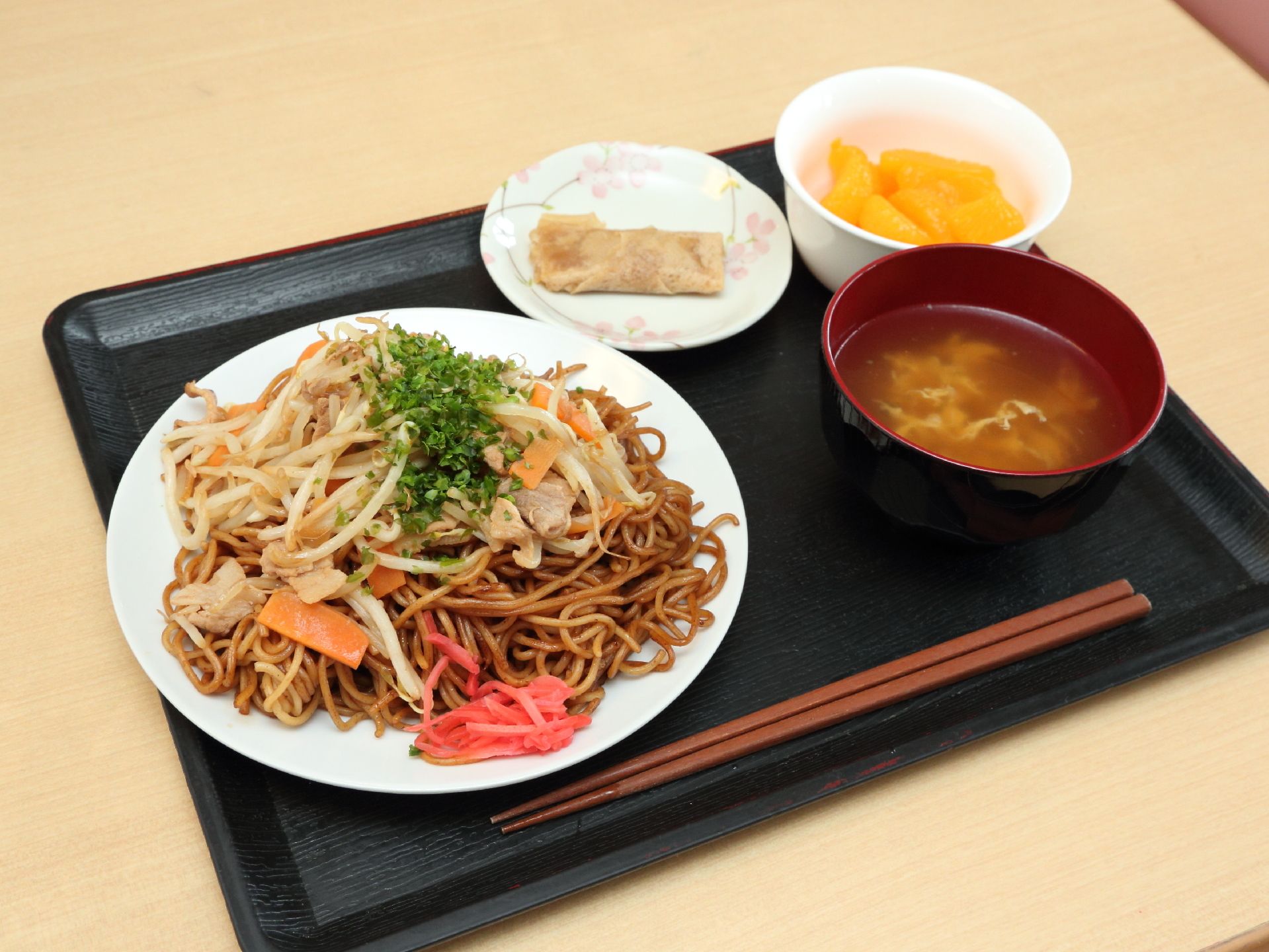 野菜をたっぷり使った焼きそばの定食。デザートの小鉢が付いている。
