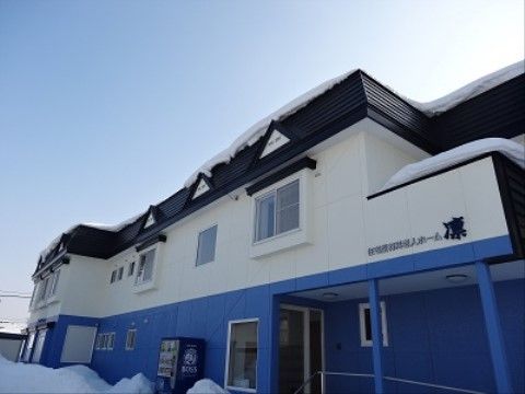 きれいで新しい建物。車椅子をご利用の入居者様でも負担がかからないよう、2階建ての館内にはエレベーターを設置している。