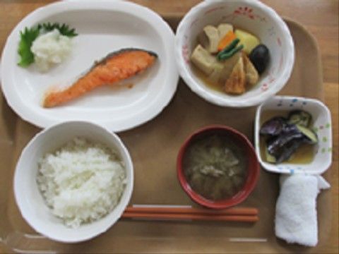 主菜は鮭の塩焼きで煮物など栄養バランスの良いおかずの食事