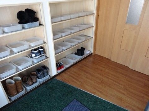 三和土と室内への入り口間に段差がない。靴箱は扉が無く、各自がトレーに入れて保管している。入り口扉は引き戸式になっている。