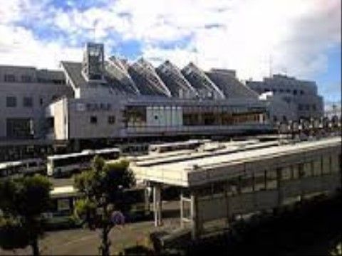 目の前に広いバス停が設けられている大きな駅である。バスが複数台並んでおり、歩道には大きな木が植えられている。