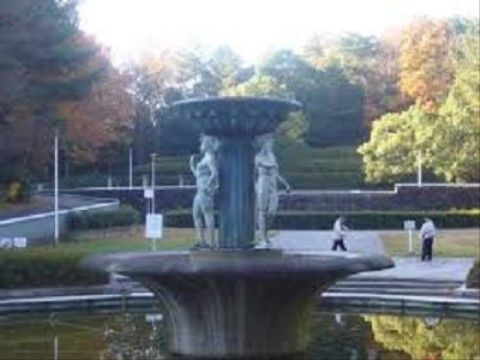 豊かな自然に囲まれた広い公園である。真ん中にある大きな噴水には、銅像が建てられている。散歩を楽しんでいる人が見える。