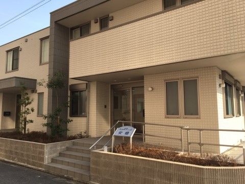 「住宅型有料老人ホーム安穏」の外観。落ち着いた色合いの建物。