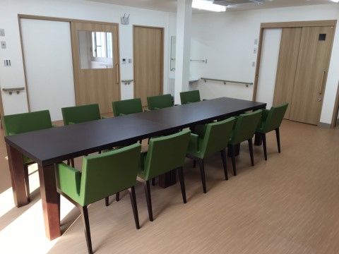 「住宅型有料老人ホーム安穏」の共有スペース。フローリングの洋室。