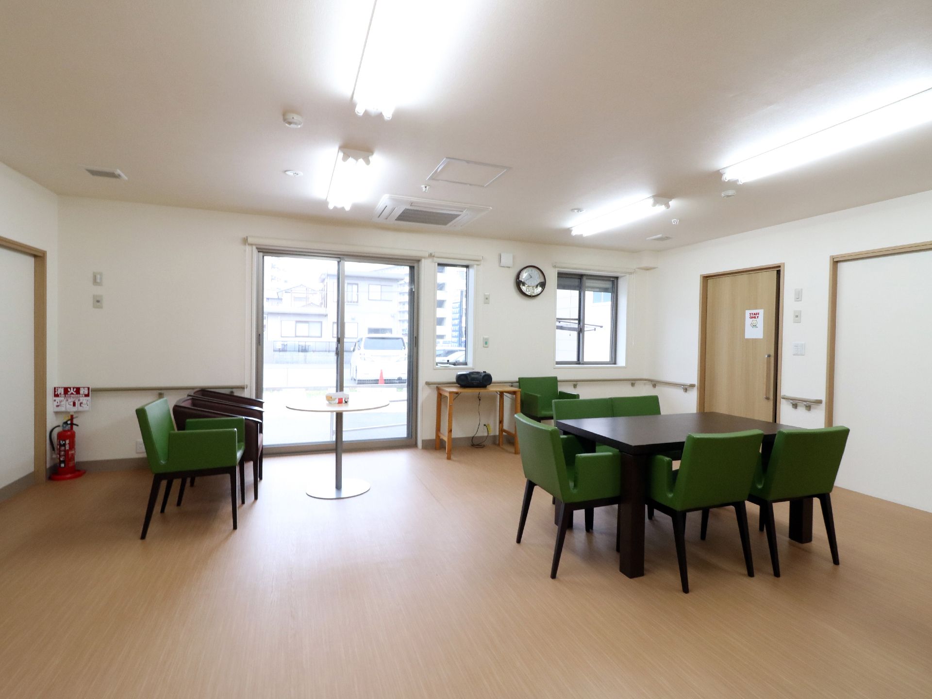 複数の照明が設置されている共有スペース