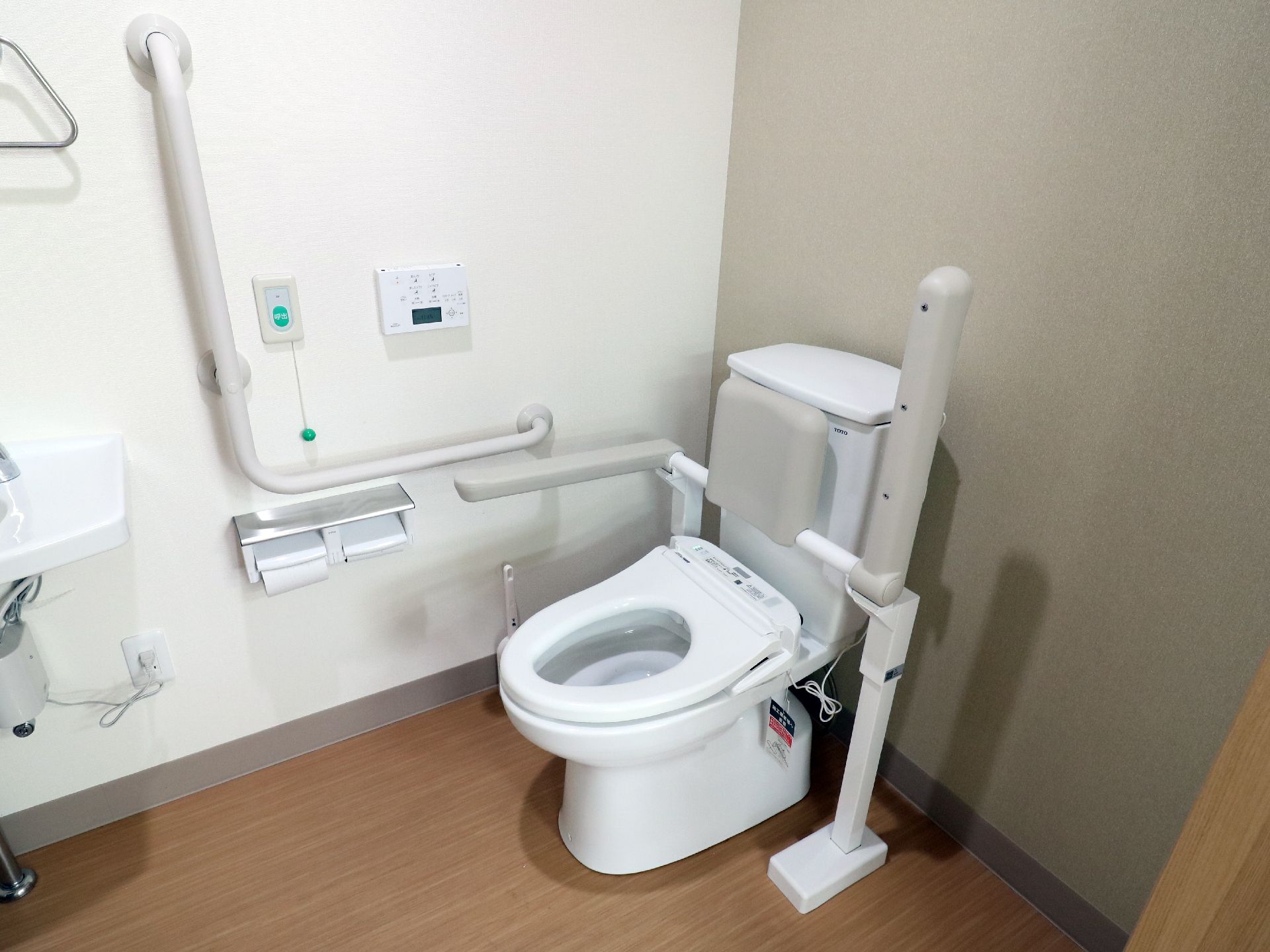 手すりが設置されているトイレ