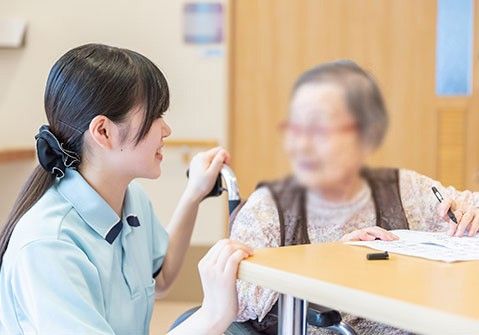 笑顔のスタッフと利用者