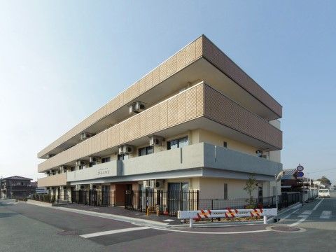 1階居室の外に防犯対策の柵が設置されている３階建ての施設