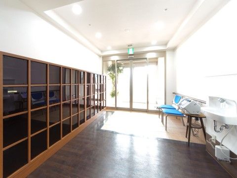 窓が大きく、採光も十分で明るく、バリアフリーになっている。入口ドアは自動ドアで、通路に下駄箱、洗面台、椅子、血圧計がある。