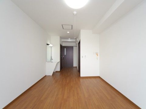 床面はフローリングで、壁面は白で明るい雰囲気があり、洗面台も設置されている。バリアフリー仕様で、お好みで家具の配置ができる。