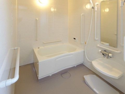 浴室内の各所に手すりが設置されており、安全に移動したり、体勢を変えたりすることができる。緊急コールが備わっている。
