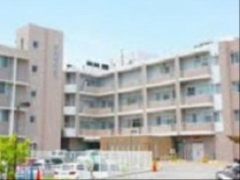 関連医療機関の、大久保病院は、４階建ての病院である。診療科も多く、安心である。入り口の前に駐車スペースも整備されている。