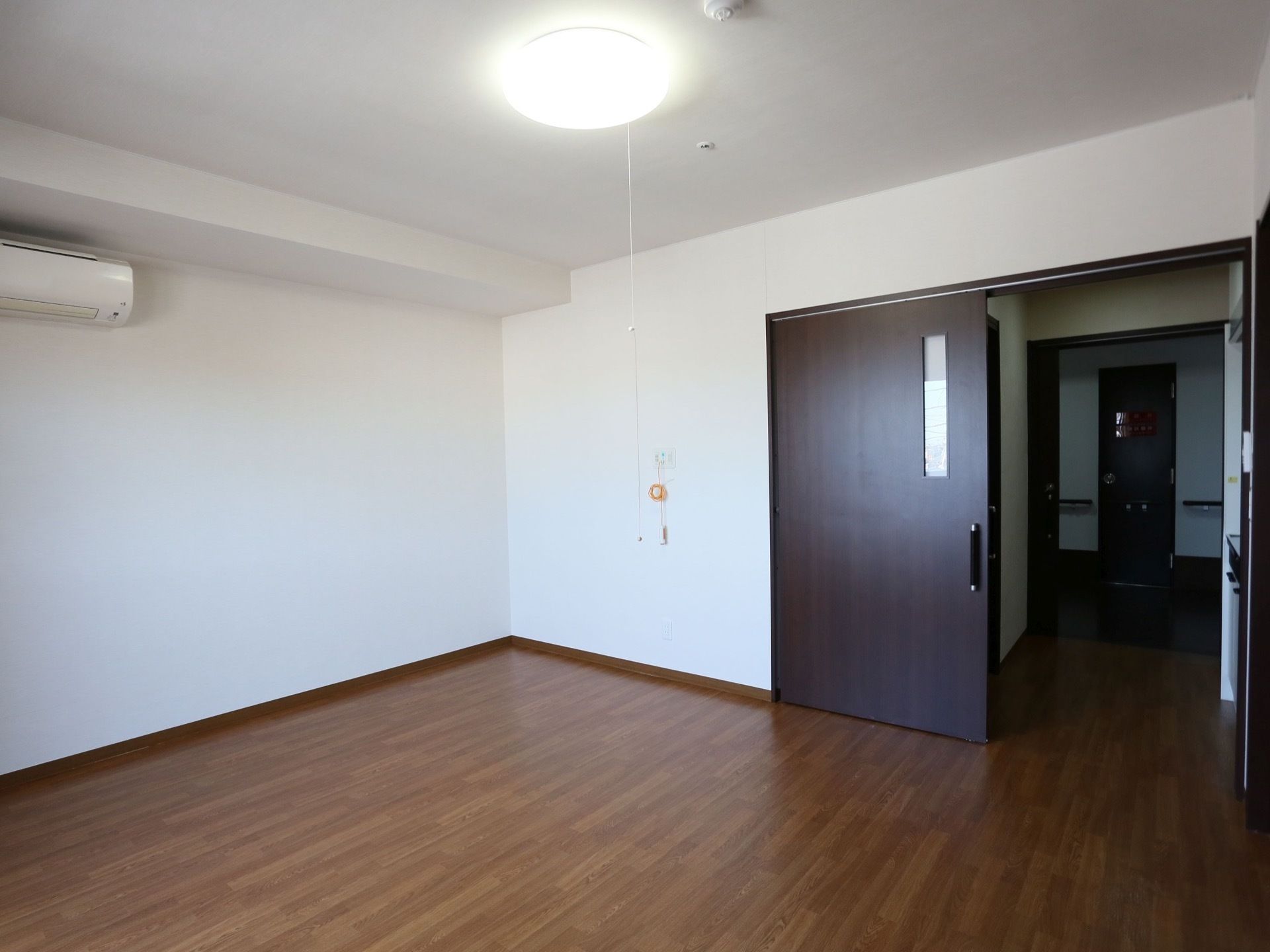 照明器具には紐がついており、明るさの調節や消灯ができる。各部屋には火災報知器やナースコールが配備されている。