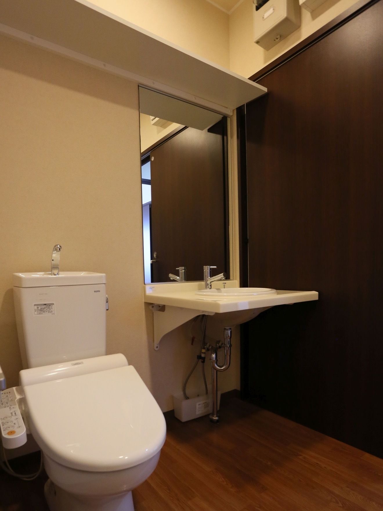 トイレは温水洗浄便座付きだ。便座を保温して使える。ライトは明るすぎず、落ち着いて使用できる空間である。