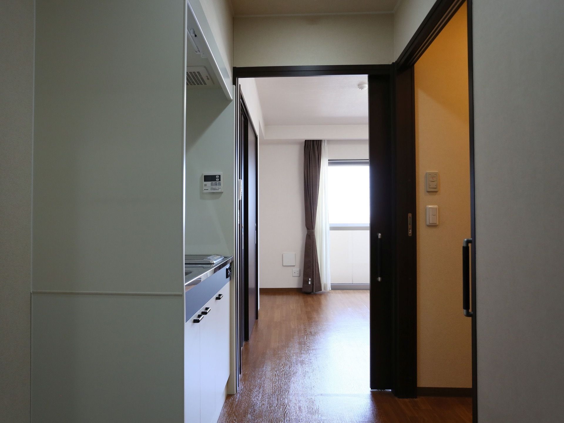 居室のキッチンとトイレの先には、ドアがあり室内を仕切ることができる。窓のある空間で、日中に自然光で過ごすことも可能である。